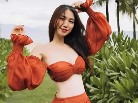 Hòa Minzy tuyên bố một câu 'dậy sóng' sau khi được người đặc biệt ẵm ra ô tô rúng động cõi mạng