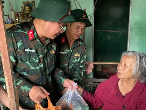 Thắm tình quân dân nơi vùng lũ Quế Phước, Đà Nẵng