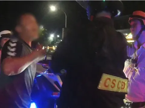 Tạm giữ người đàn ông không chấp hành yêu cầu kiểm tra nồng độ cồn, tự đập đầu vào cửa kính