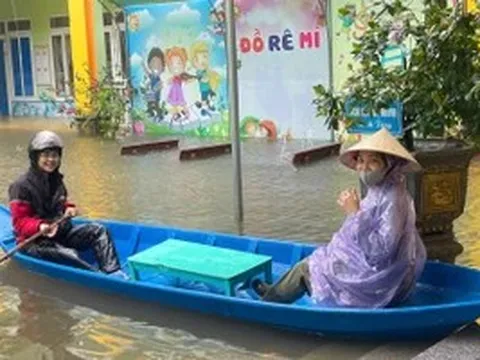 Không đợi nước rút, thầy cô Hà Tĩnh chèo thuyền đi dọn trường lớp