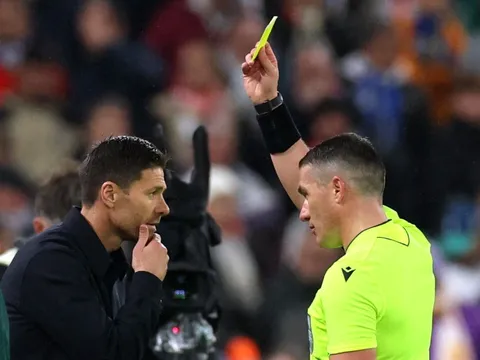 Xabi Alonso bế tắc ở cánh phải Real Madrid