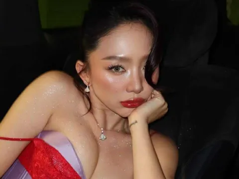 'Khó thở' trước loạt ảnh hở bạo của Tóc Tiên