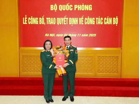 Nữ bác sĩ được thăng quân hàm trung tướng 0