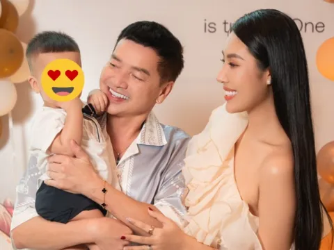 Nghệ sĩ Quang Minh U70 làm tiệc mừng quý tử tròn 1 tuổi, vợ 9X diện trang phục gây chú ý