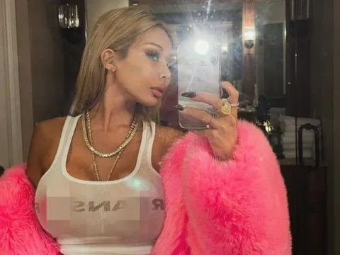 Nữ ca sĩ diện đồ mỏng như giấy, lộ miếng dán vòng 1 gây 'nhức mắt'