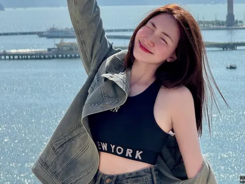 Bất ngờ với tin nhắn Hòa Minzy nhận ngay lúc đang ngủ, danh tính người gửi quá đặc biệt