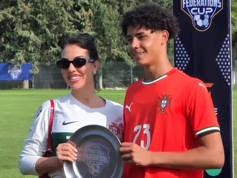 Con trai Ronaldo vô địch giải trẻ