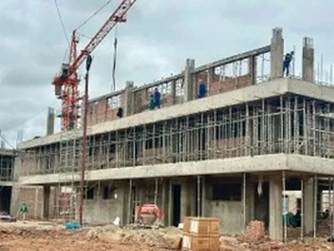 Đua với thời gian xây dựng ngôi trường vùng biên