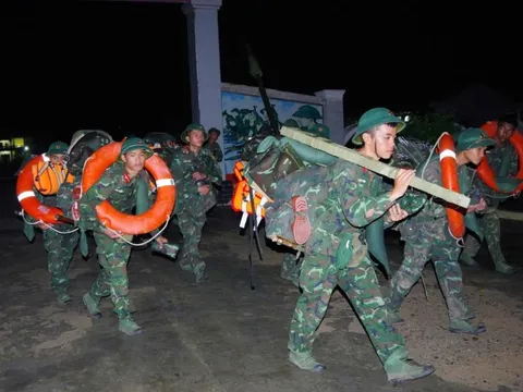 Chùm ảnh: Lực lượng vũ trang hỗ trợ các địa bàn trọng điểm ứng phó bão số 13