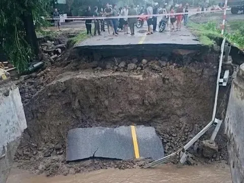 Đường sắt tê liệt, nhiều tuyến quốc lộ qua miền Trung-Tây Nguyên ngập nước