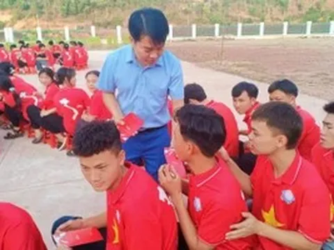 Thầy giáo vùng cao gieo khát vọng học tập cho học trò dân tộc thiểu số