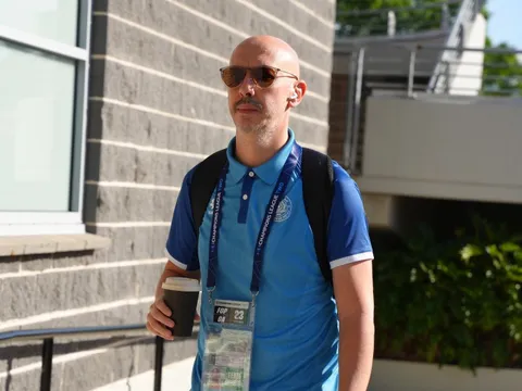 Trợ lý của HLV Polking lại nhận thẻ đỏ