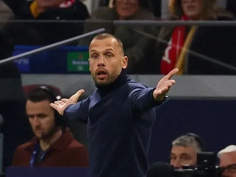 Ajax sa thải John Heitinga sau thảm họa Champions League