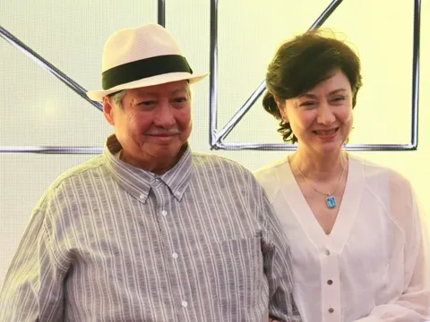 Nam diễn viên U75 cưới vợ hoa hậu kém 13 tuổi lên tiếng về hình ảnh ngồi xe lăn ở sân bay gây xôn xao