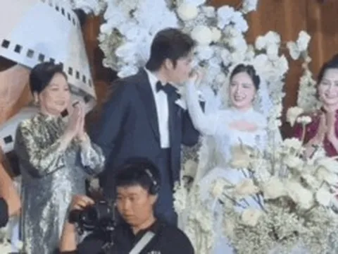 Đám cưới Đình Tú - Ngọc Huyền: Cô dâu bật khóc nức nở, chú rể ngay lập tức dỗ dành trên sân khấu