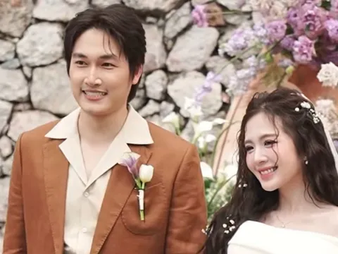 Đình Tú - Ngọc Huyền lên đồ trước giờ G đám cưới, cô dâu quyến rũ diện váy trễ vai lộ điểm 'hớp hồn'