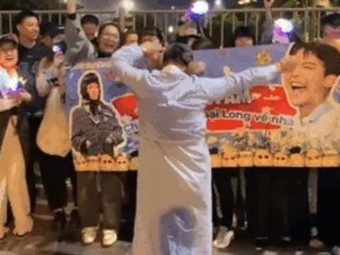 Rộ clip G-Dragon nhún nhảy giữa đường phố sau khi đặt chân đến Việt Nam