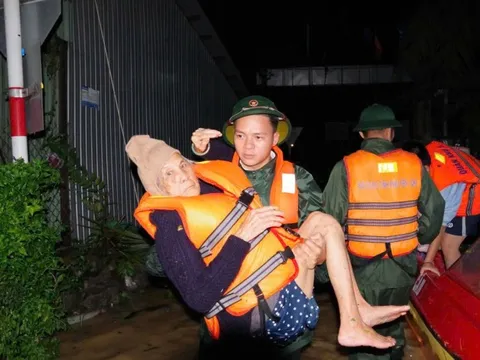 CẬP NHẬT: Hỗ trợ khẩn cấp khắc phục hậu quả bão số 13