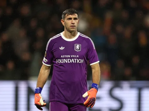 Emiliano Martinez bị trừng phạt