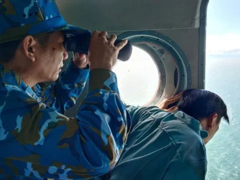 Điều trực thăng tìm kiếm 3 người mất tích trên biển Lý Sơn