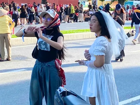 Fan G-Dragon mặc đồ y hệt cô dâu, có người hoá thân luôn thành thần tượng