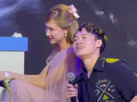 Hòa Minzy hé lộ đoạn tin nhắn nhạy cảm, bị Văn Toàn 'dằn mặt': 'Lần sau che kỹ vào'