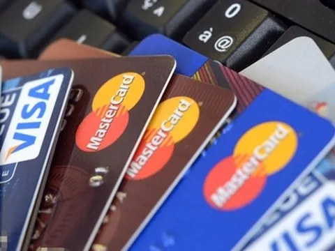 Người 18 tuổi, đang đi học có được mở thẻ tín dụng không?