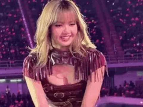 Lisa (BLACKPINK) tiếp tục khiến fan 'đỏ mặt' với mốt mới, táo bạo không kém loạt đồ diễn hở bạo khoe body