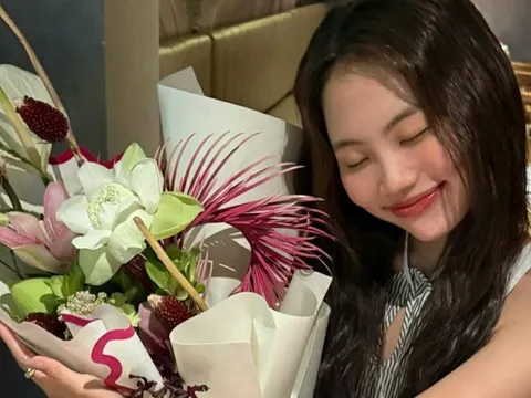 Phương Mỹ Chi công khai 'chồng yêu' giữa đêm