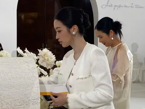 Đỗ Mỹ Linh diện đồ giản dị, 'lẻ bóng' ăn cưới Đỗ Thị Hà