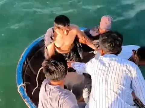 Cả 3 ngư dân bị sóng cuốn trôi được cứu, 2 người đã về Lý Sơn