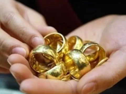 Âm thầm rút sổ tiết kiệm mua vàng lúc 75 triệu/lượng, giờ giá đã hơn 150 triệu nhưng có một vấn đề khiến tôi tràn ngập lo âu