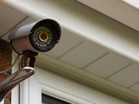 Bí mật trong ngôi nhà lắp đặt 10 camera giám sát bên ngoài