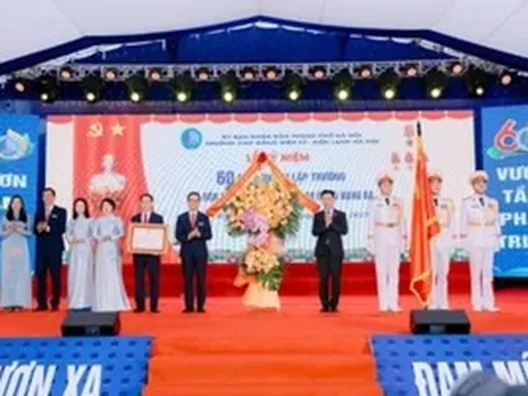 Trường Cao đẳng Điện tử - Điện lạnh Hà Nội nhận Huân chương Lao động hạng Ba