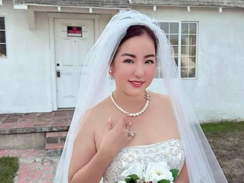 Thúy Nga diện váy cưới trễ nải, chuẩn bị lên xe hoa ở tuổi U50?