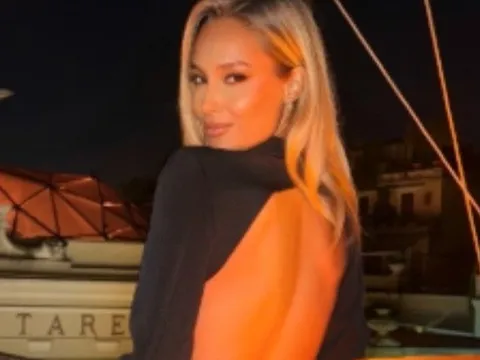 Rãnh lưng gây chú ý của 'búp bê Barbie sống'