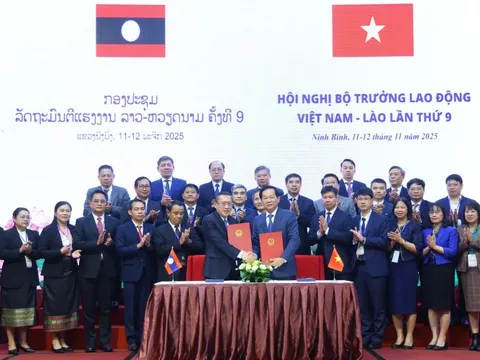 Việt Nam và Lào ký hợp tác trong lĩnh vực lao động và người có công