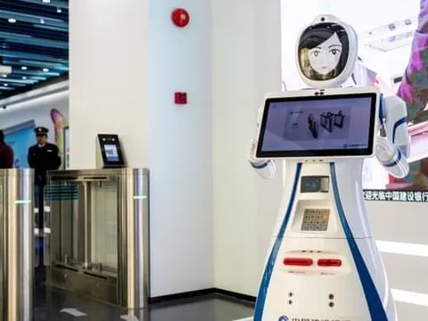 Kỳ lạ phòng giao dịch vắng vẻ nhưng dày đặc camera an ninh, nhân viên ngân hàng chưa một lần đi làm muộn, vui vẻ làm việc liên tục