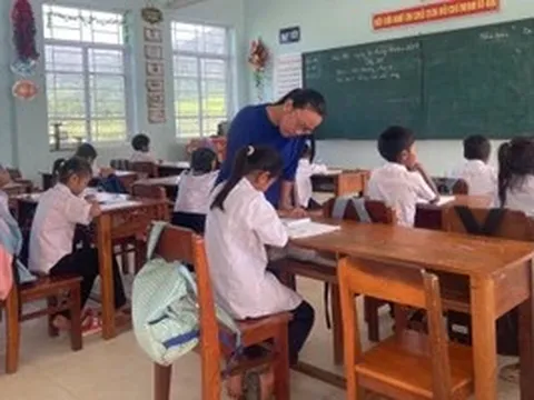 Thầy trò vùng bão vừa dọn trường vừa duy trì dạy học