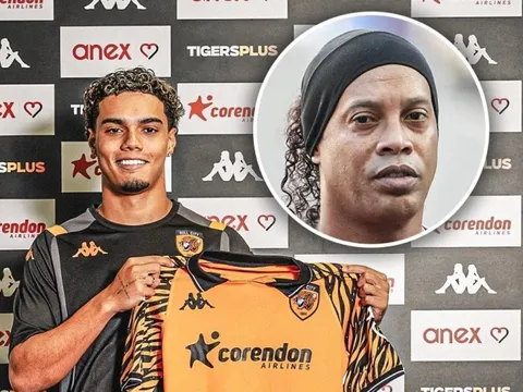 Con trai Ronaldinho chật vật