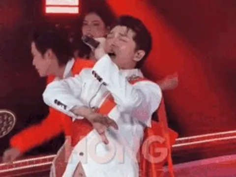 Nam ca sĩ Việt 6 múi lộ chi tiết 'ngượng đỏ mặt' khi diễn cực sung trên sân khấu