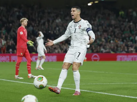 Chiêu trò tâm lý của HLV Ireland với Ronaldo
