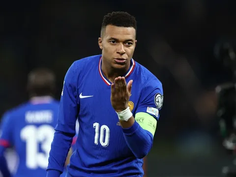 Cú đúp lịch sử của Mbappe
