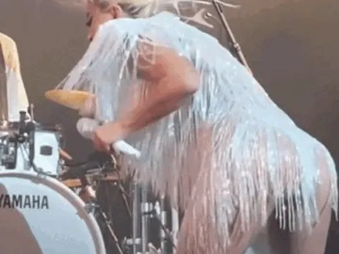 Nữ ca sĩ nổi tiếng mặc như không mặc, lộ điểm nhạy cảm trên sân khấu khiến khán giả ngượng đỏ mặt