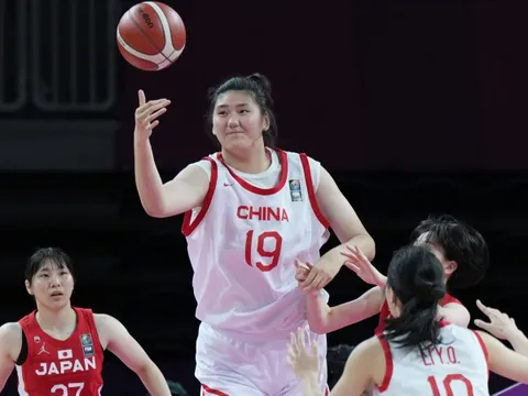 Nữ cầu thủ cao 2,26 m gây sốt ở Trung Quốc