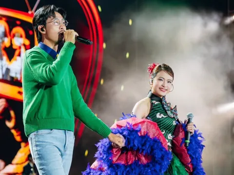 Hoàng Thùy Linh tự tung ảnh tình tứ với Đen Vâu