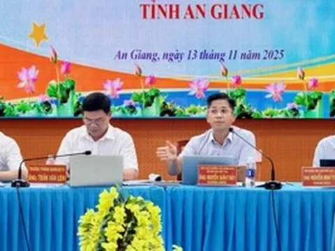Khảo sát chống tái mù chữ ở vùng đồng bào dân tộc thiểu số tại An Giang
