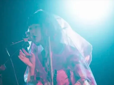 Khán giả đồng loạt phẫn nộ sau khi nữ ca sĩ nổi tiếng đột ngột qua đời ở tuổi 26