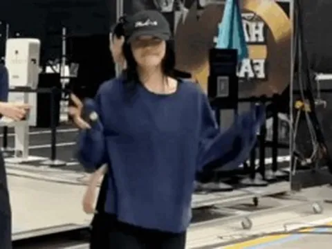 Nữ ca sĩ 2k2 gây lo lắng về vóc dáng 'mỏng như lá lúa', nhưng đôi chân mới là điều gây chú ý