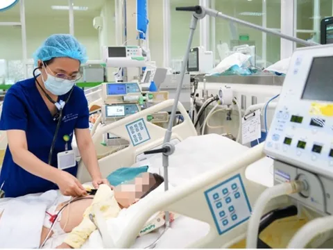 Bé 2 tuổi suy hô hấp nặng vì uống nhầm dầu thắp 0